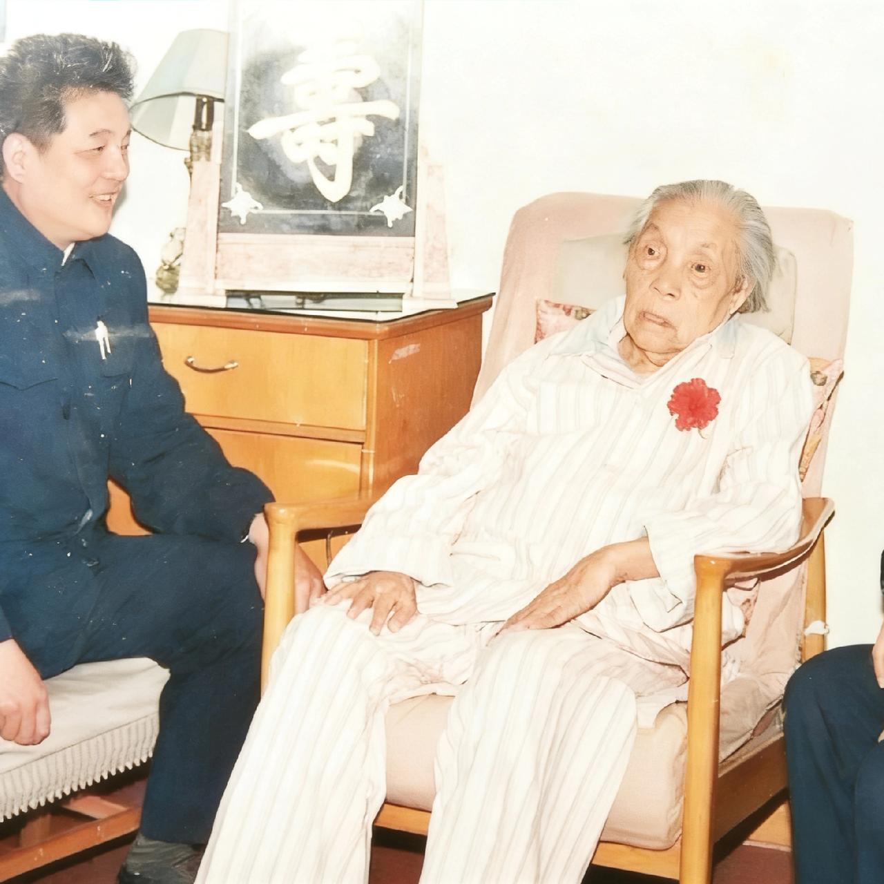 1990年，蔡畅最后公开露面，一张罕见的留影，当时她在医院疗养，强撑着病体坐在沙