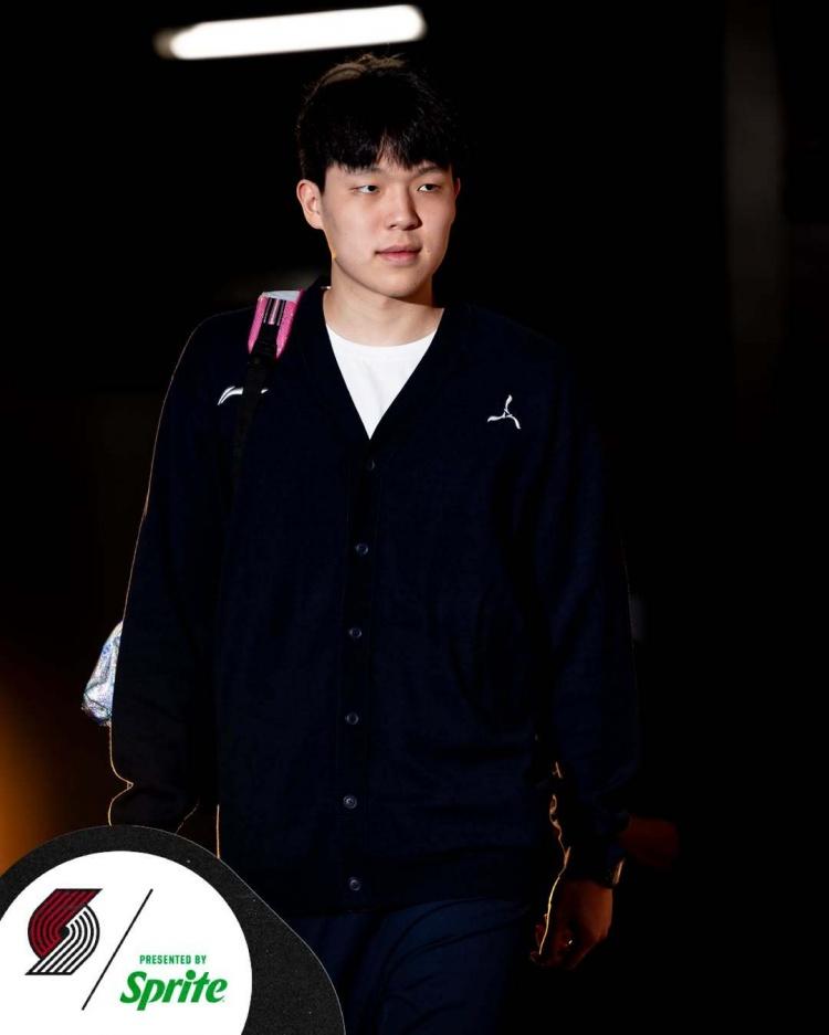 机会是给有准备的人，杨翰森出场1分钟就怒摘1板！在刚刚开拓者与马刺的比赛中，