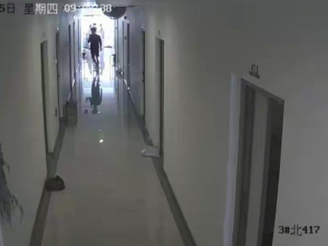 浙江一公寓着火，05后快递小哥三次冲进火场救火后晕倒，女友哭红眼：看着他冲进去，