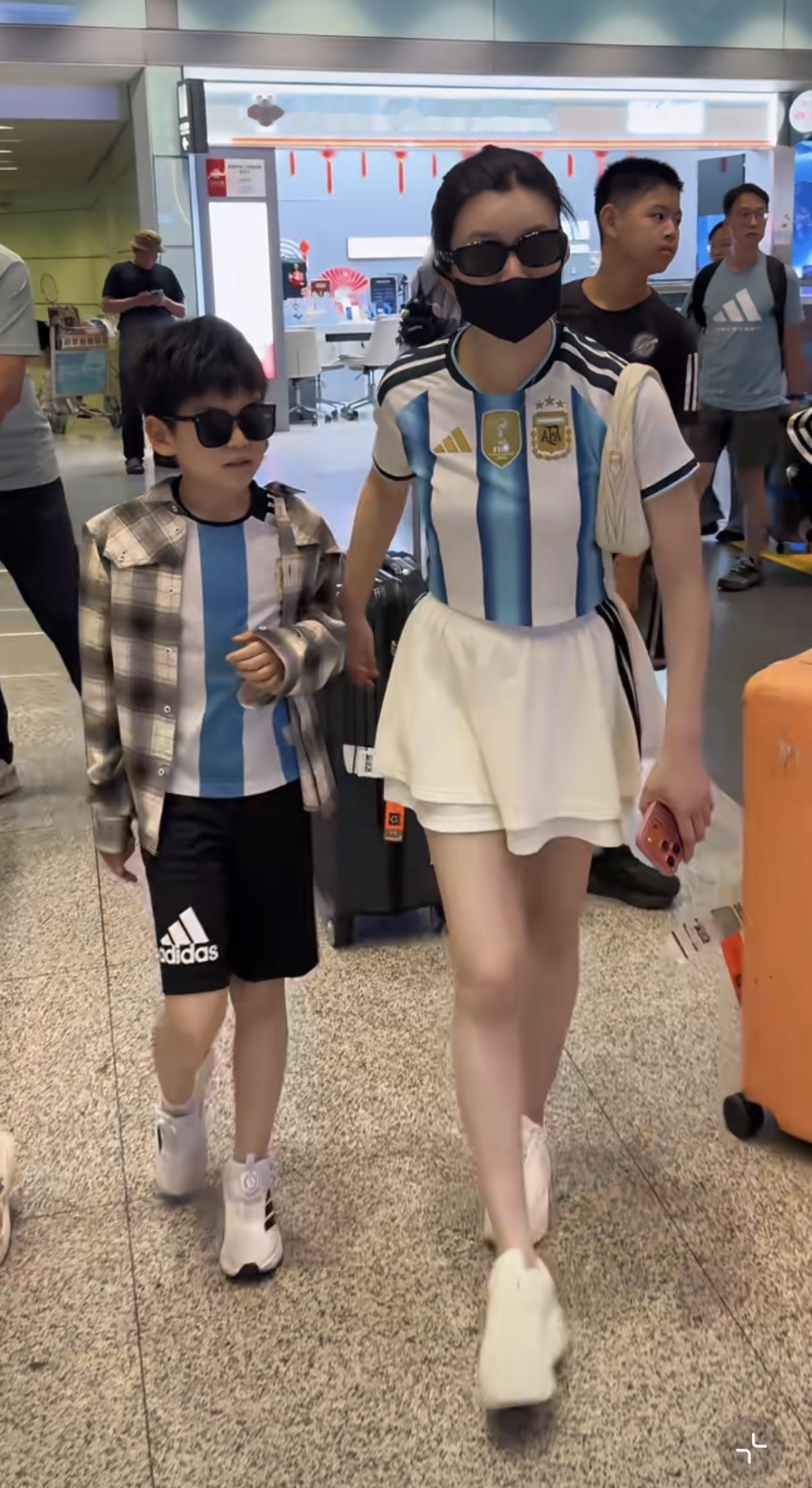 陈妍希带着儿子一起看世界杯，陈妍希穿得像足球宝贝，修身足球上衣加超短裙，非常的减