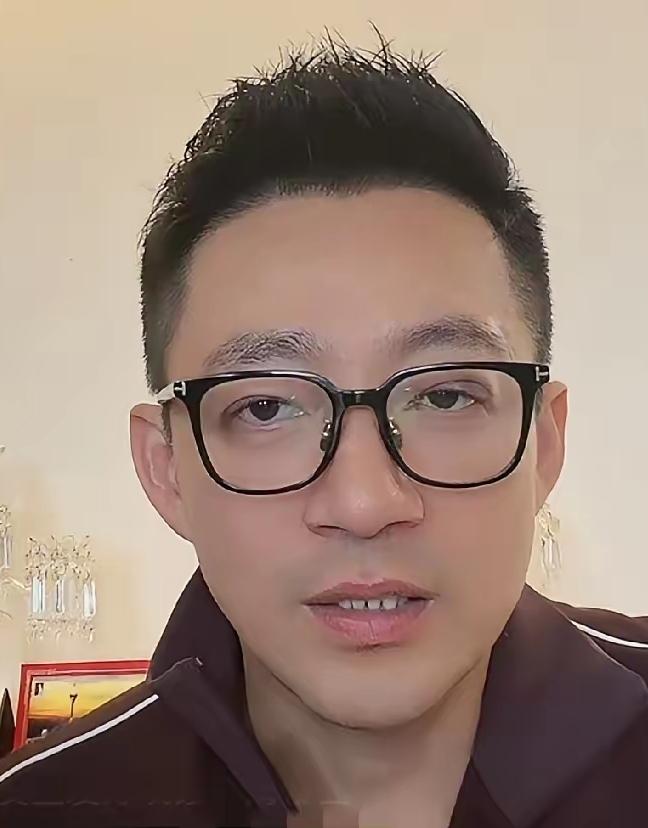 小菲与妈妈兰姐和解！全家出游计划太暖心。小菲近日他在直播中透露，准备带着小玥儿