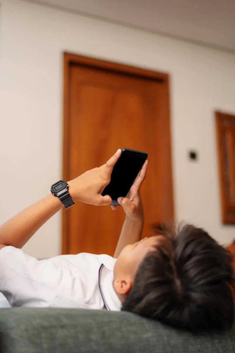 广西来宾，15岁男孩偷偷带手机来学校玩，两同学发现后，趁他去做操，偷了男孩手机拿