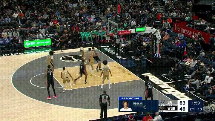 在今天马刺客场挑战奇才的比赛中，发生了让人瞠目结舌的一幕。当时比赛进行到了第二节