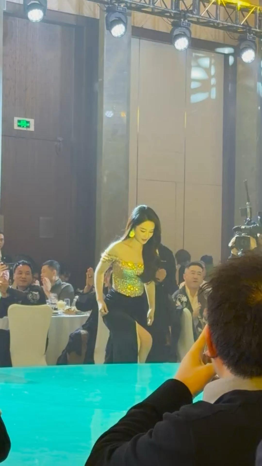 年会上的李沁，好优雅的入场😍年会上的李沁