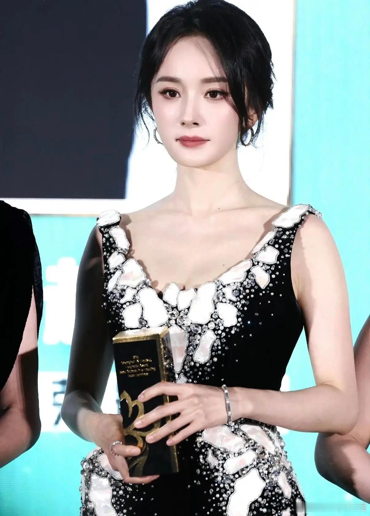 1、杨幂的百年灵腕表商务代言即将官宣，物料已拍。2.王一博主演的影片《无名》和《