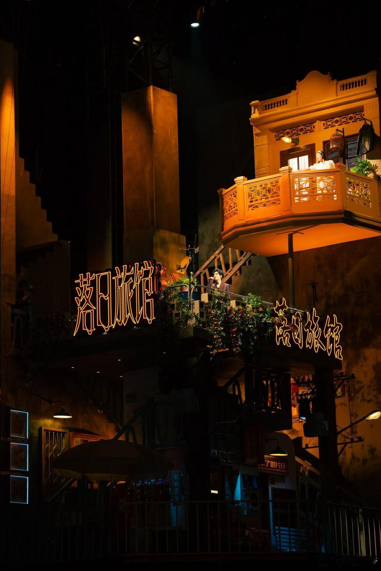 陈楚生在体育场盖了三层楼陈楚生对演唱会的用心，藏在每一寸实景细节里！三层楼的立