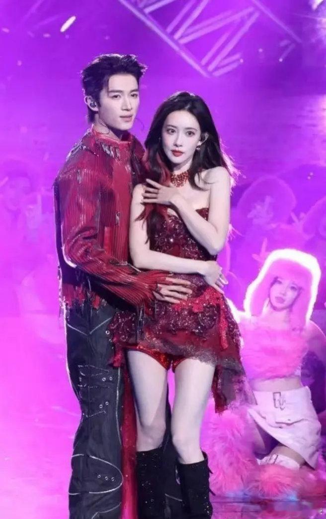 王鹤棣孟子义2次跨年拥抱王鹤棣孟子义跨年又抱了！王鹤棣唯粉别看，天经棣义cp粉快