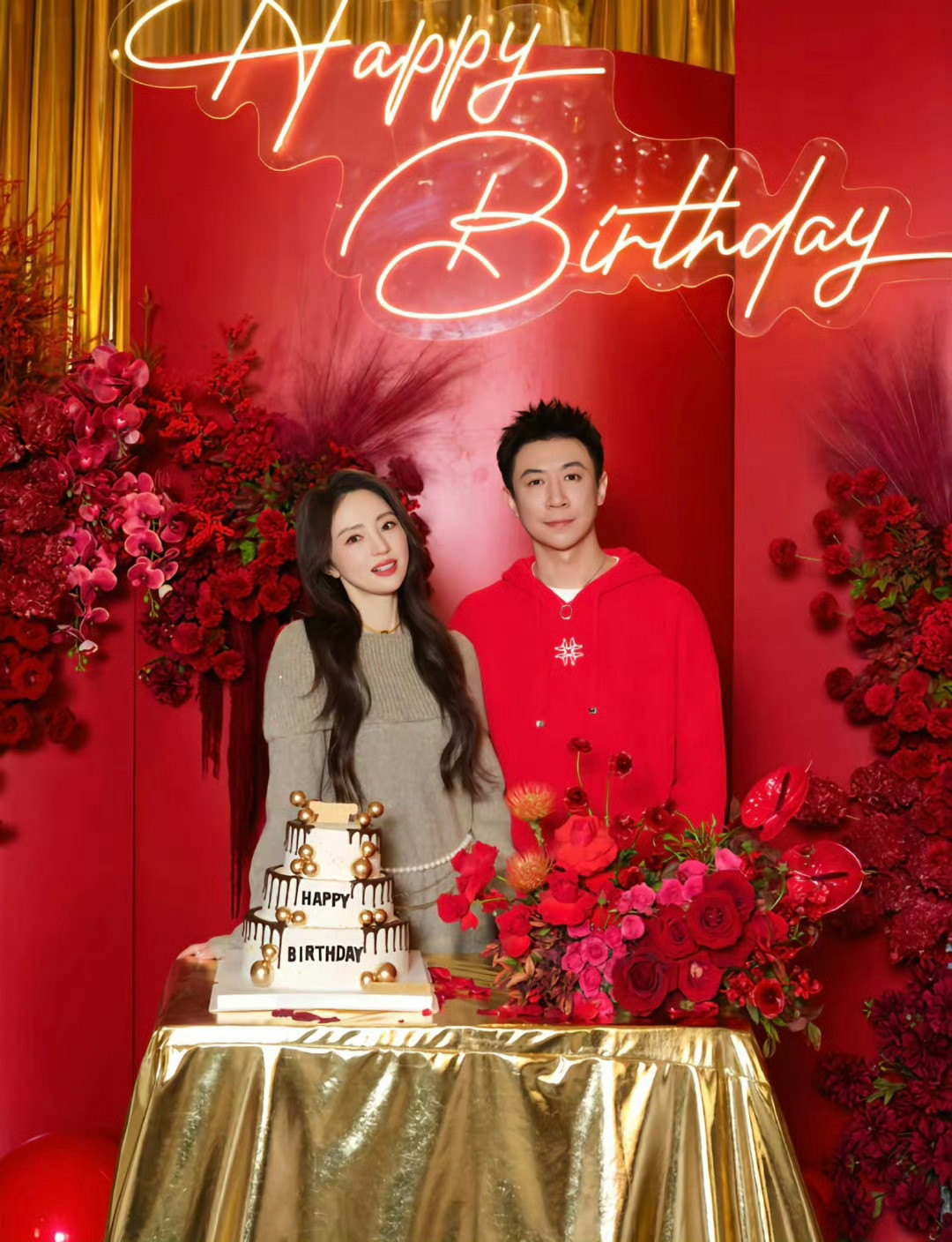 董璇张维伊生日宴接吻他们俩工作都很忙，恋爱到结婚，两个人待一起的时间加起来也就一