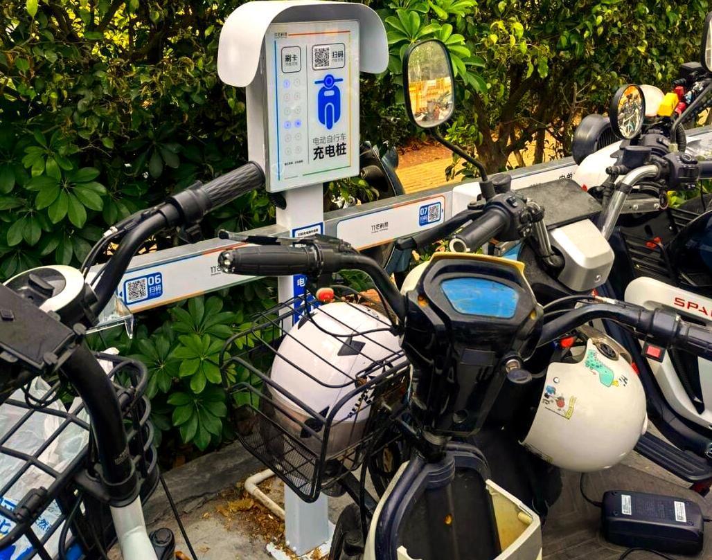 使用小区充电桩充电以后，发现电动车的续航跑不远，不如自己在家里充电，电动车可以多