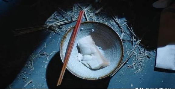 古代死囚吃断头饭时，为何会放一块腥臭的生肉？别小瞧它，有大用。 你有没有想