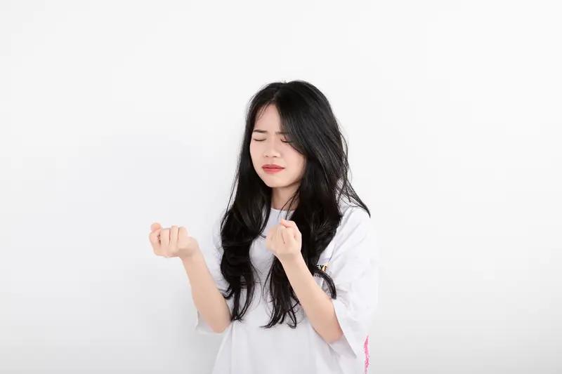 我老婆的表妹自幼嫉妒心就极强，别人拥有什么，她非得也有不可，不然便会茶饭不思，整