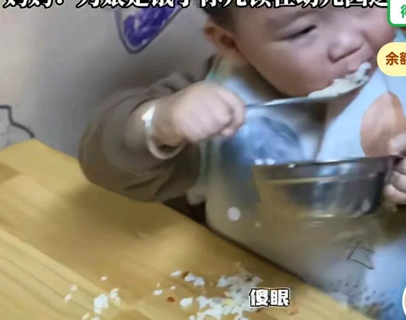 幼儿园午饭时老师拍下发给妈妈，小宝在吃午饭时猛吃两碗饭，吃完一碗，自己端着空碗