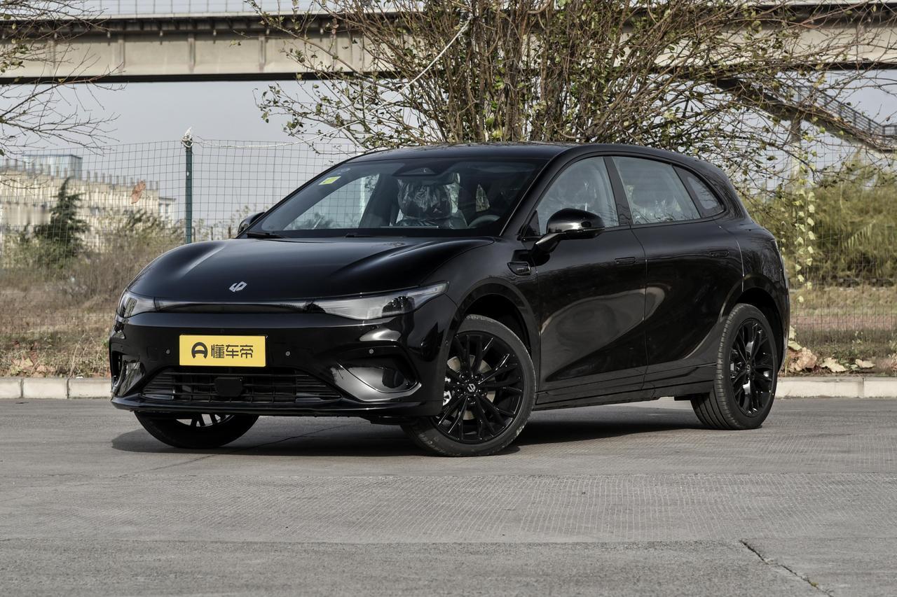 零跑全新的两厢小车Lafa5上市了，限时售价9.28-11.68万元，对标萤火虫