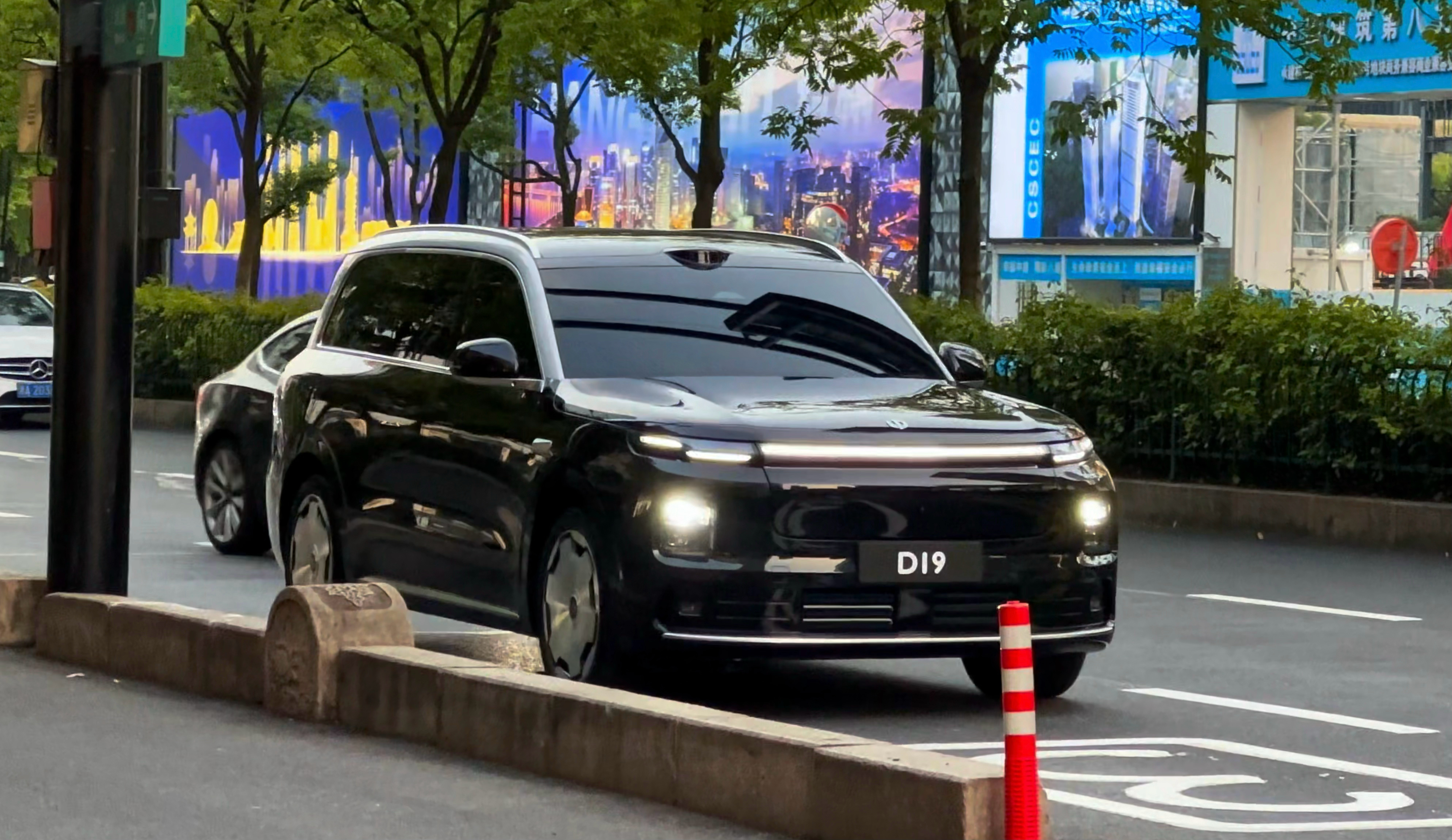 零跑D19去掉伪装之后,小伙伴们觉得这个气场对比市面上主流的大型SUV怎么样?阿