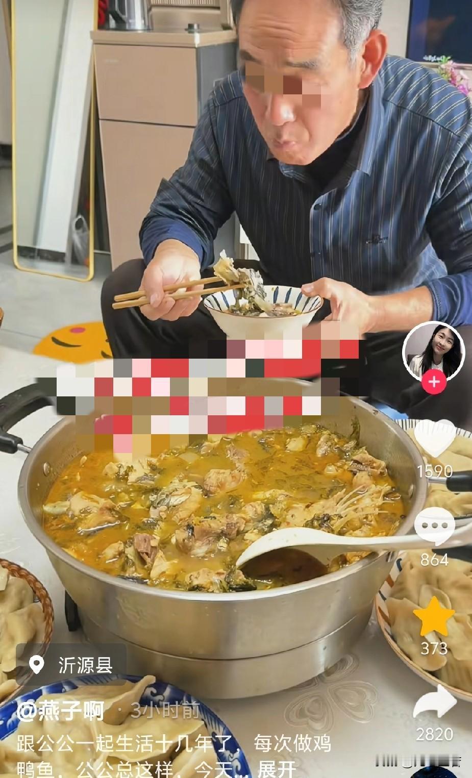 近日，山东淄博，一名女子正在厨房收拾做饭，公公从外面进来说，我好久没吃鱼了，刚才