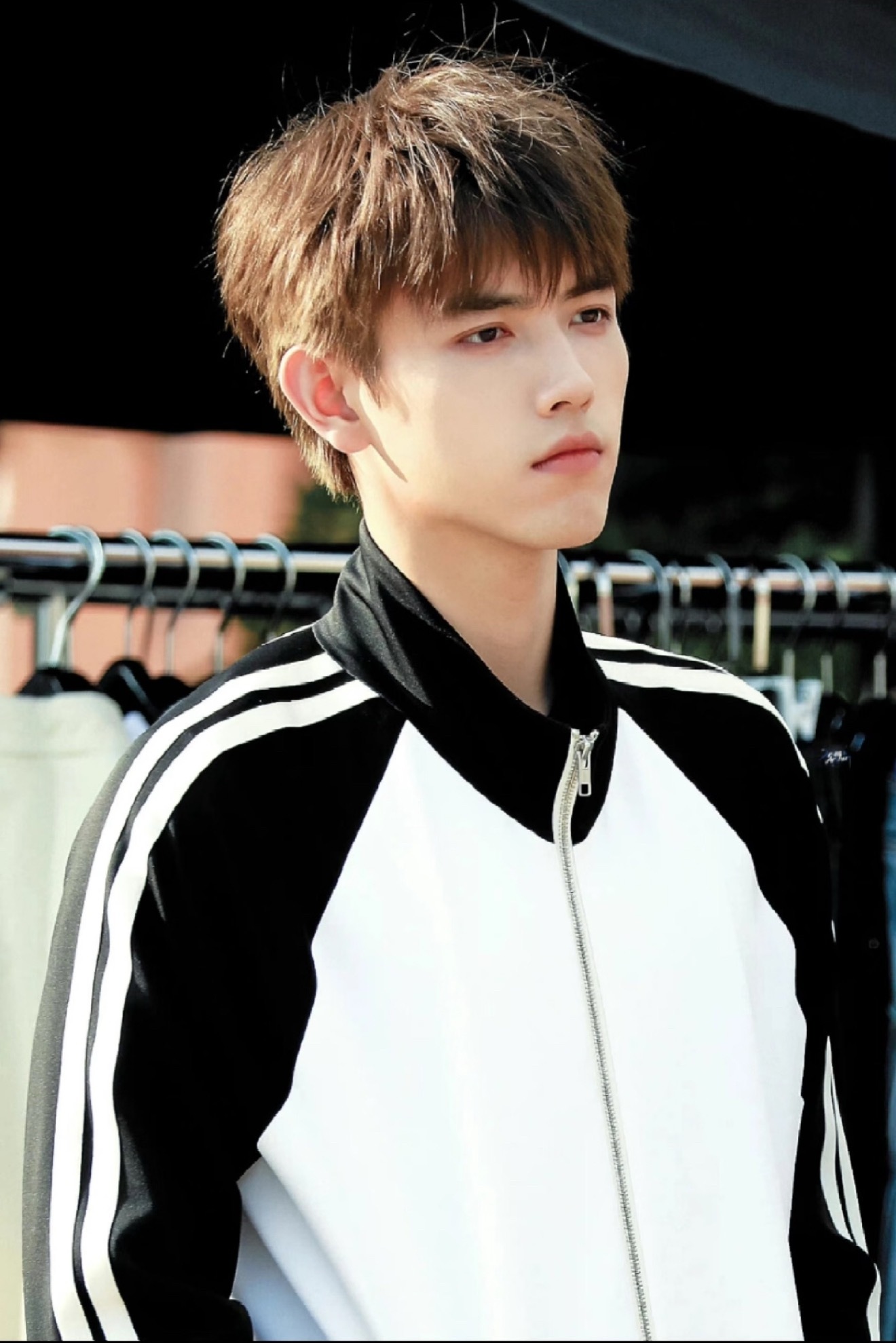 陈飞宇高中毕业照陈飞宇真的就是高中校园里最标准的理想型校草，个子高、长相干净清爽