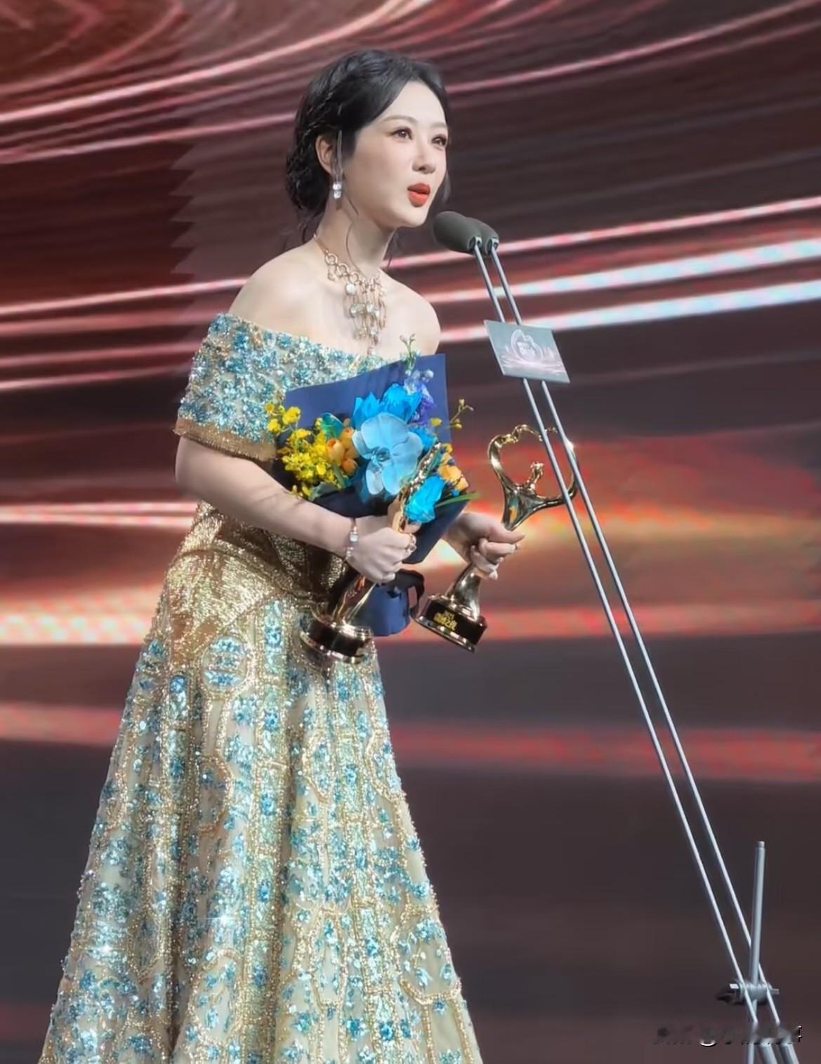 谁没看《生命树》？我两集全程盯着看完，又感动又揪心。大暴雪里沙县长带救援队赶来