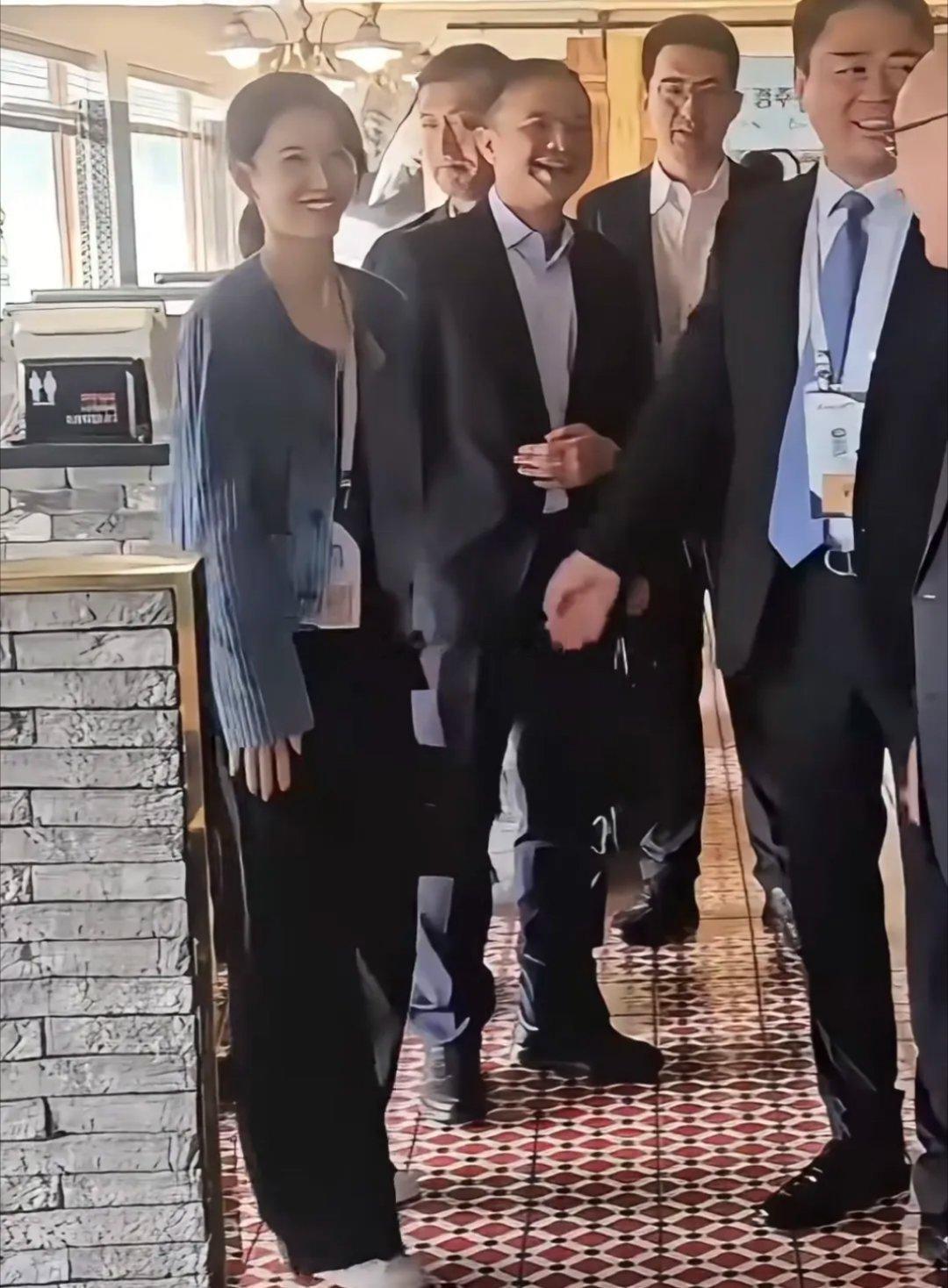 刘强东夫妇笑着露面了，32岁章泽天不再“高冷”，和企业家握手笑得十分灿烂，刘强东