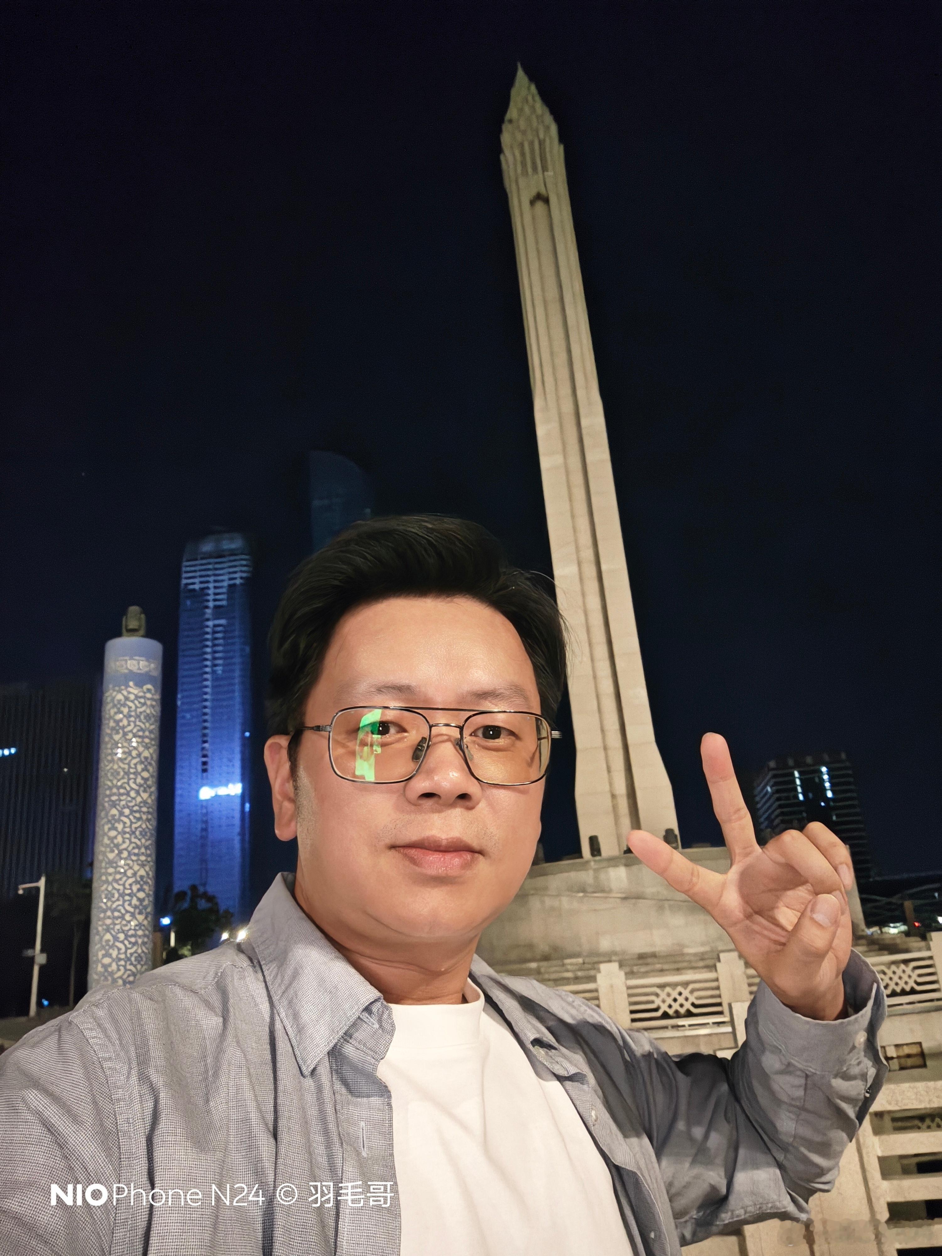 第一次来银川，拍摄任务很重也要忙里偷闲打卡地标中阿友好纪念碑，标准游客照一张[坏
