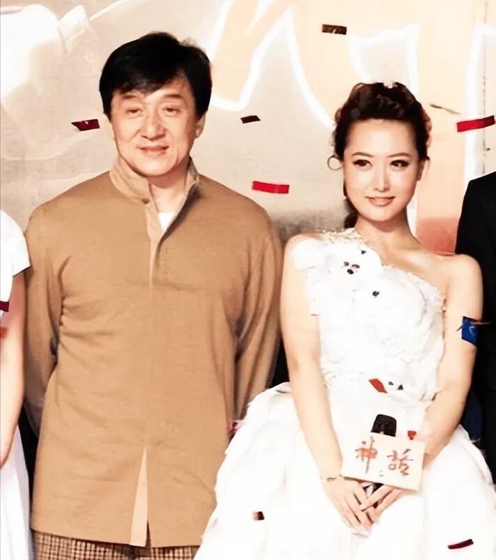 这位男明星一眼就认出是成龙，他旁边的美女，你熟悉吗？她长相清纯，皮肤白皙水嫩，身