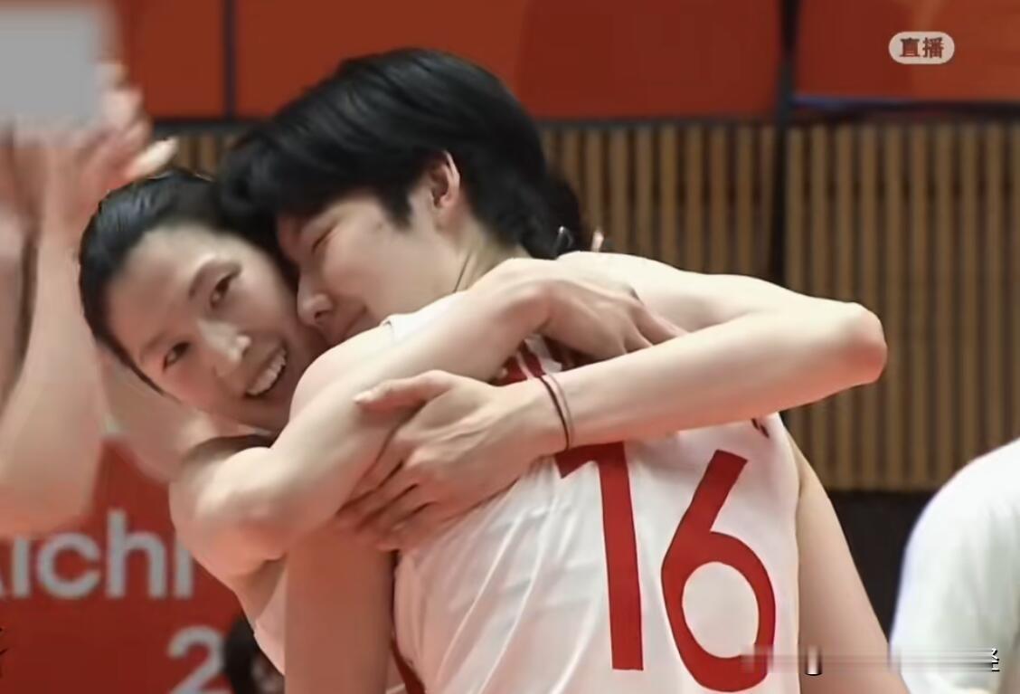 亚运会中国女排夺冠，两位南通女孩相拥成为“经典画面”。一位是独拿26分的得分王—