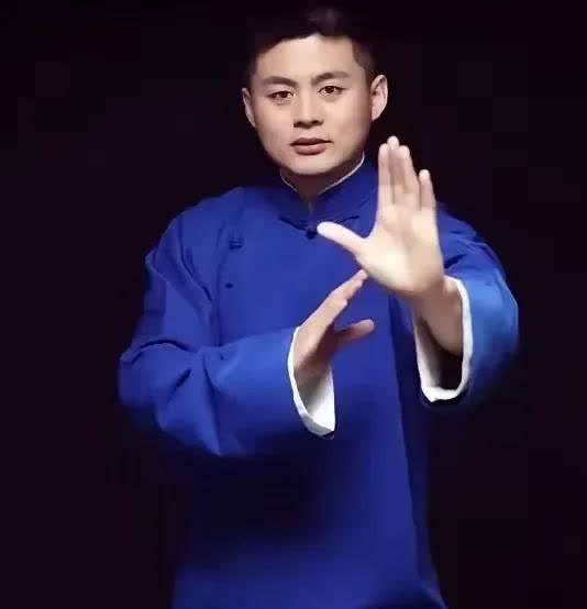 郑好的徒弟应该庆幸被清门，为什么这么说呢？跟着郑好有前途吗？他自己都是德云社的边