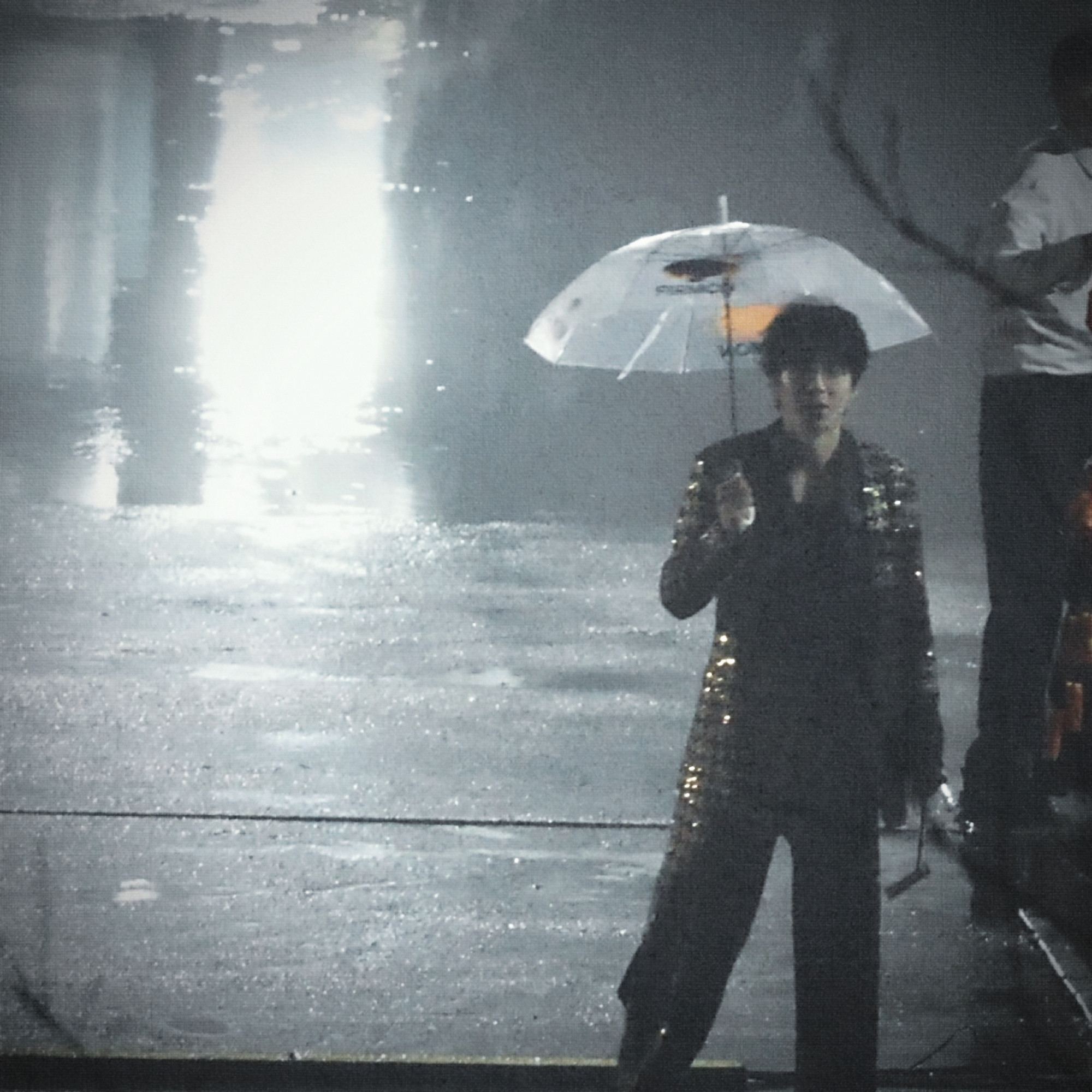 刘宇宁雨很大。他在那裡——我還是走過去了。🖤刘宇宁