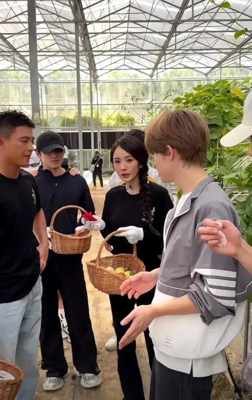 生万物里的欧豪颇具阳刚之气，比当下那些奶里奶气的男孩强太多了，现在的男孩都变得阴