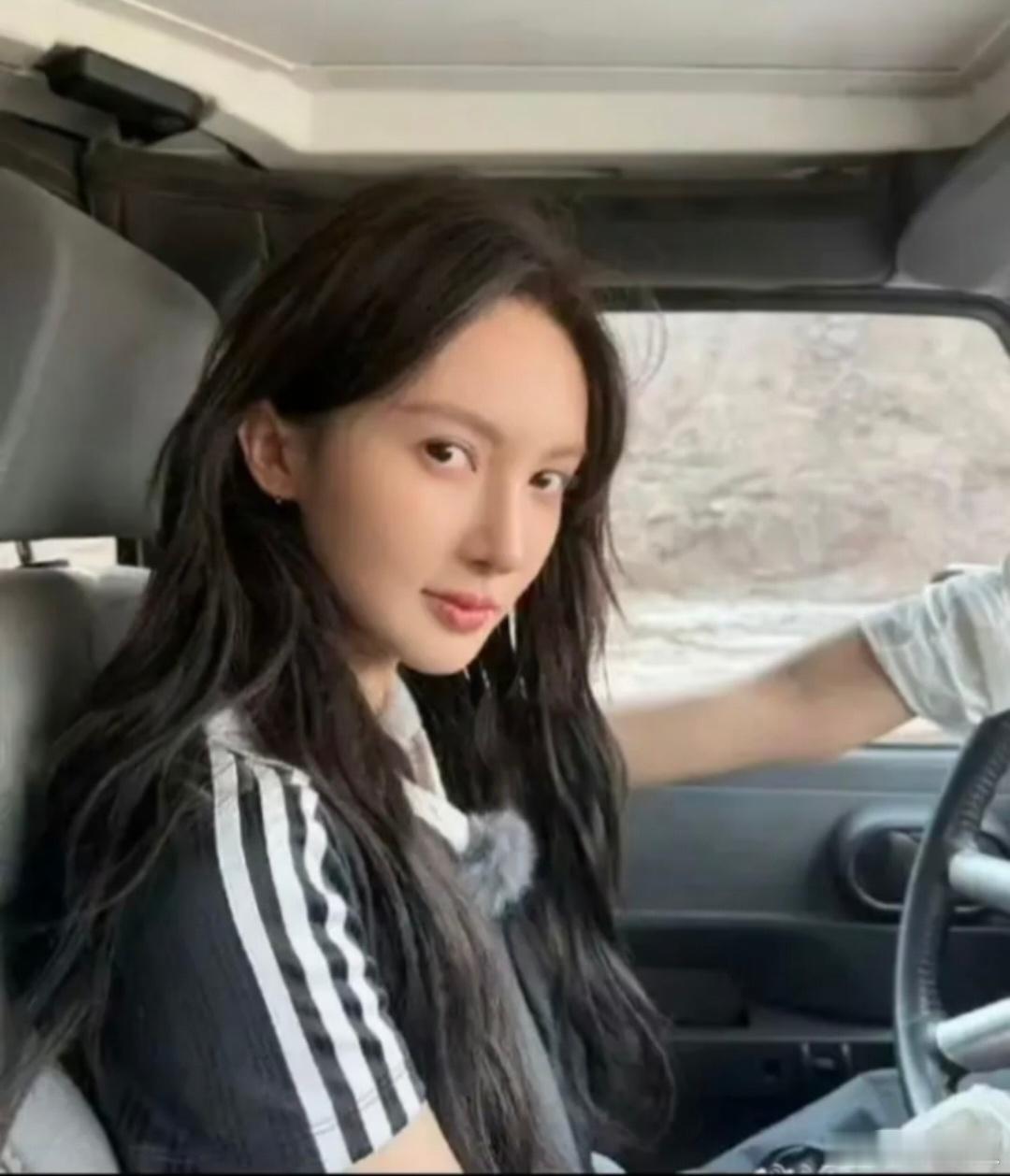 曝金晨交通事故监控截图大G合照这个应该就是她助理，也就是事故责任上面的徐长青，毕