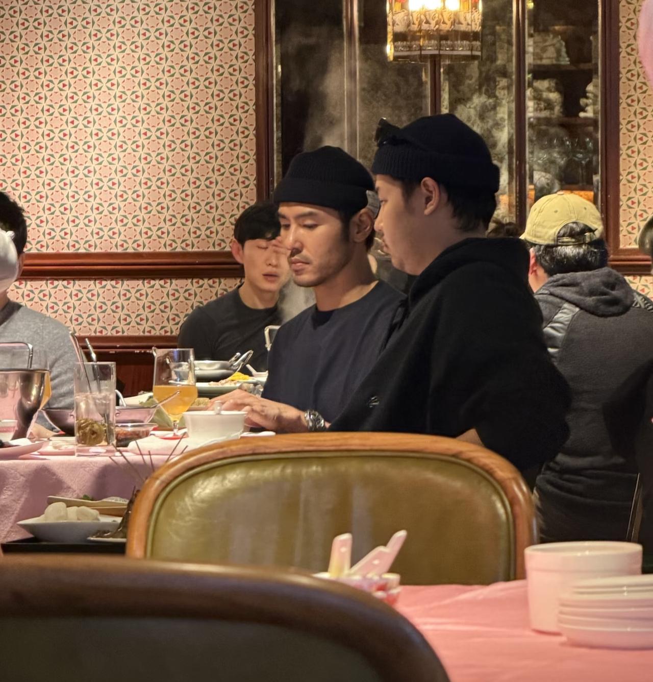 42岁阮经天和亲弟弟在上海一家餐馆吃火锅，他穿着一身黑衣，身材又高又瘦，真的一点