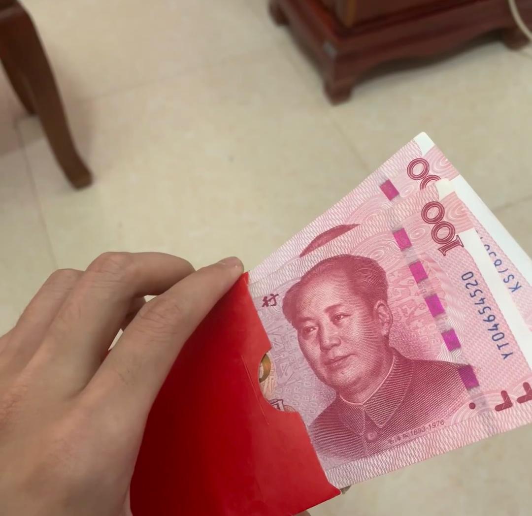 女儿端午节去男友家，回来只收到了200块红包！端午佳节，女儿和男友一同前