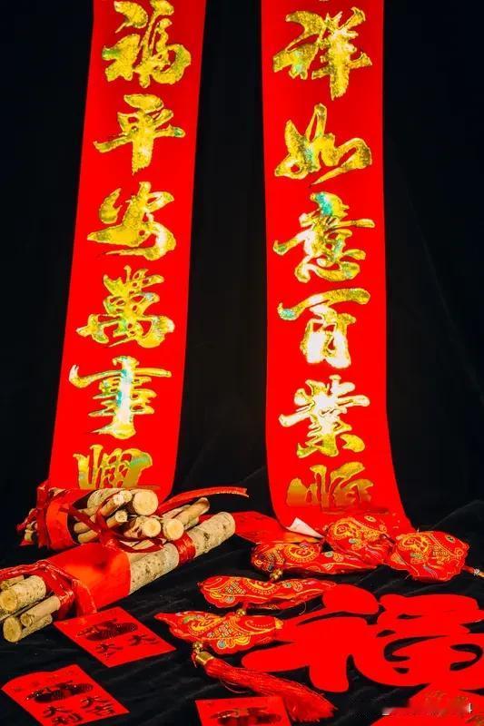 春联究竟该怎么贴贴春联这事儿，门道可不少。春联承载着美好祝愿，贴对了能增添节日