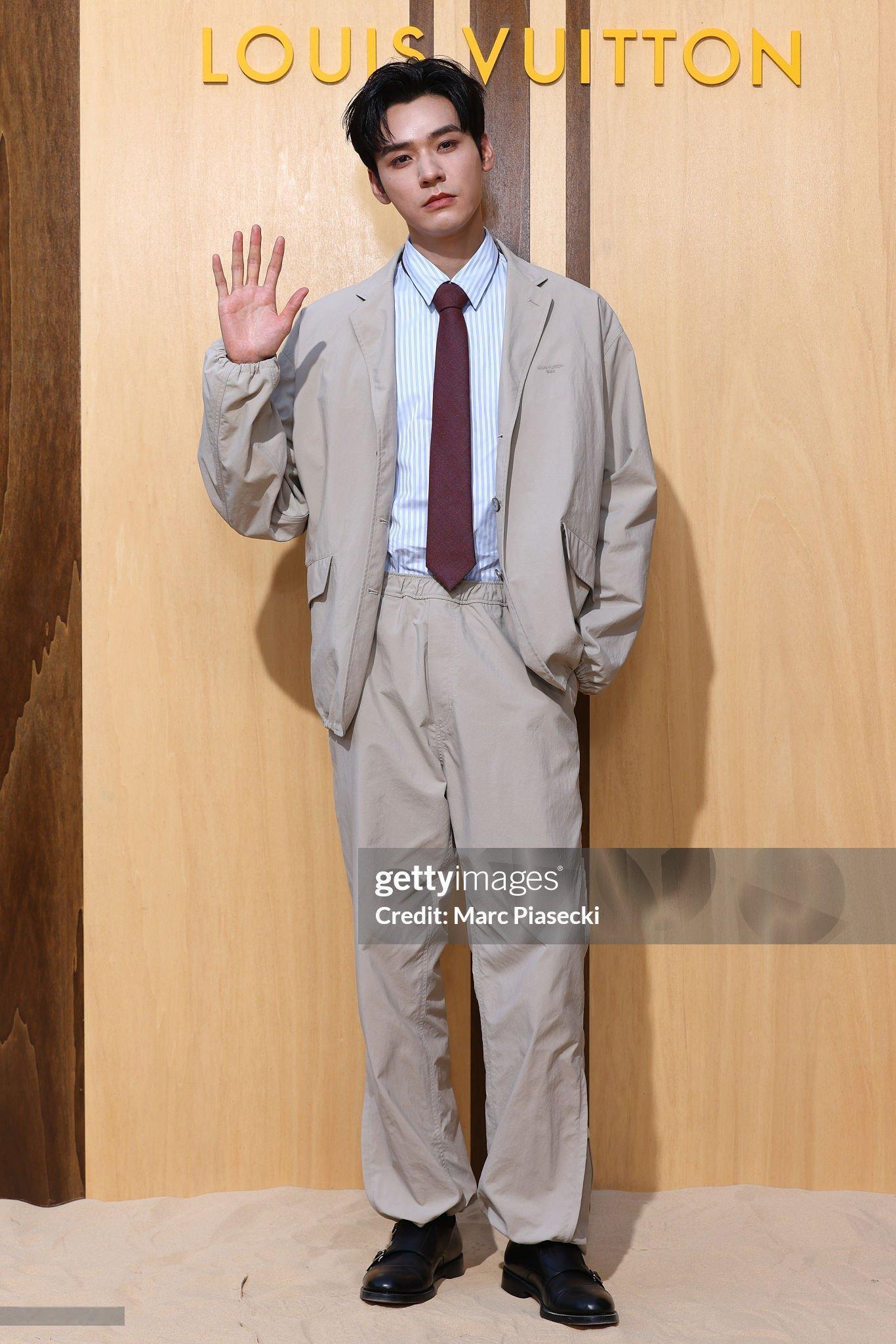 LouisVuitton品牌大使龚俊亮相巴黎2027夏季大秀，身穿LV202
