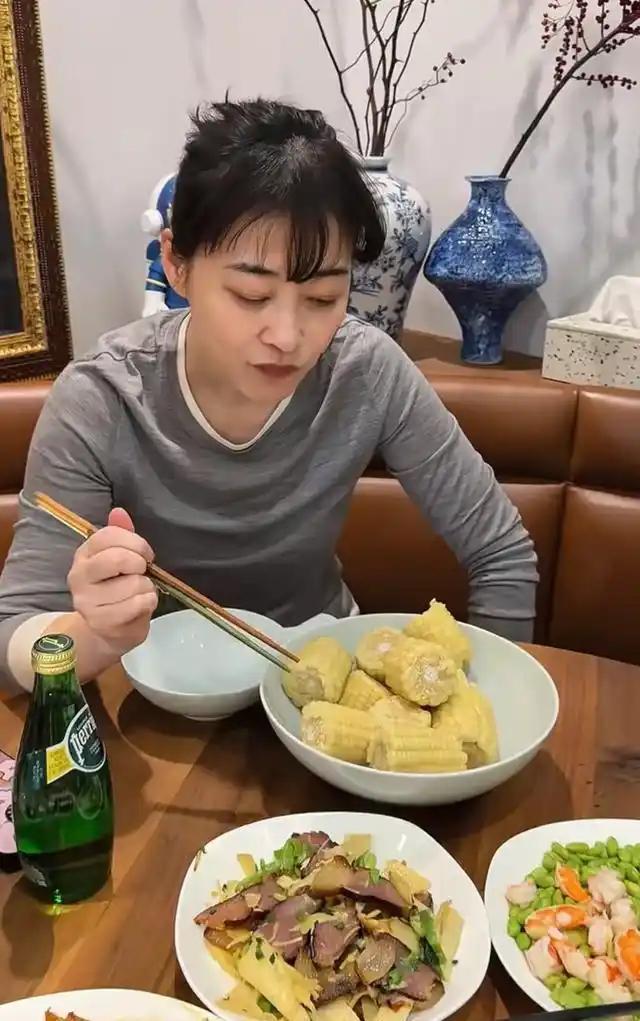 近期，梅婷在北京私宅休息，公婆炒六个菜来投喂儿媳，嘻嘻。梅婷，自从嫁给曾剑后