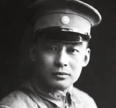 1927年8月，蒋介石第一次下野后，代理第一师师长的胡宗南做了件事情，使得蒋介石