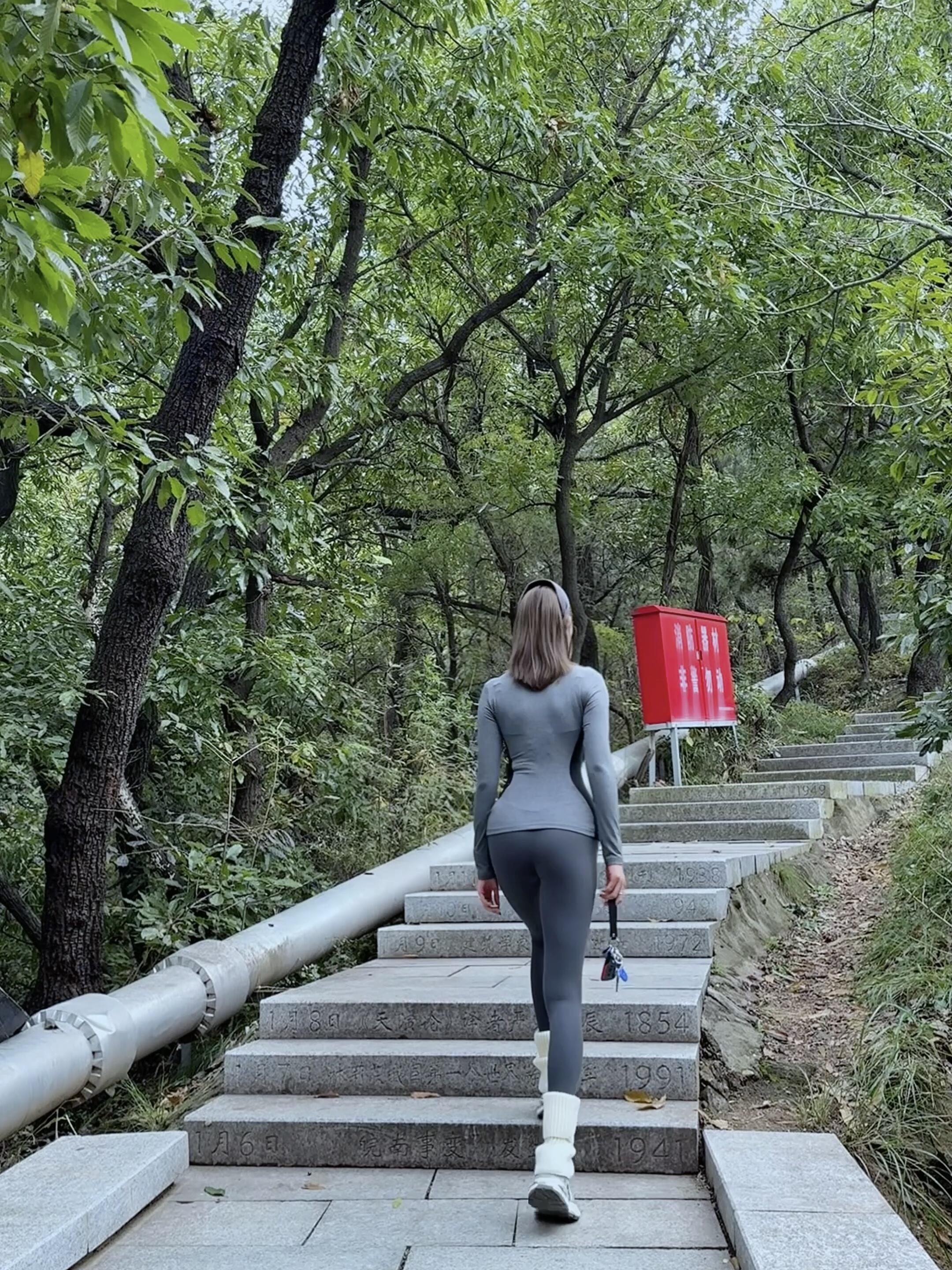一大早陪小姨子来爬山。