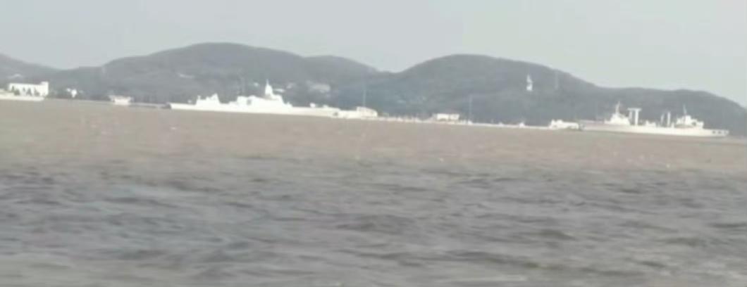 东海舰队终于列装055型驱逐舰，还没刷舷号，实现三大舰队均衡配置!两艘新批次