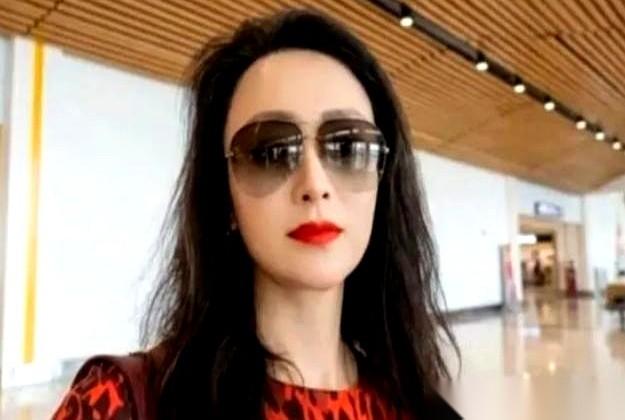 擦掉玻璃上的烂泥，往屋里死死一盯，一个大老爷们的魂儿当场就碎了。荒郊野岭的废弃