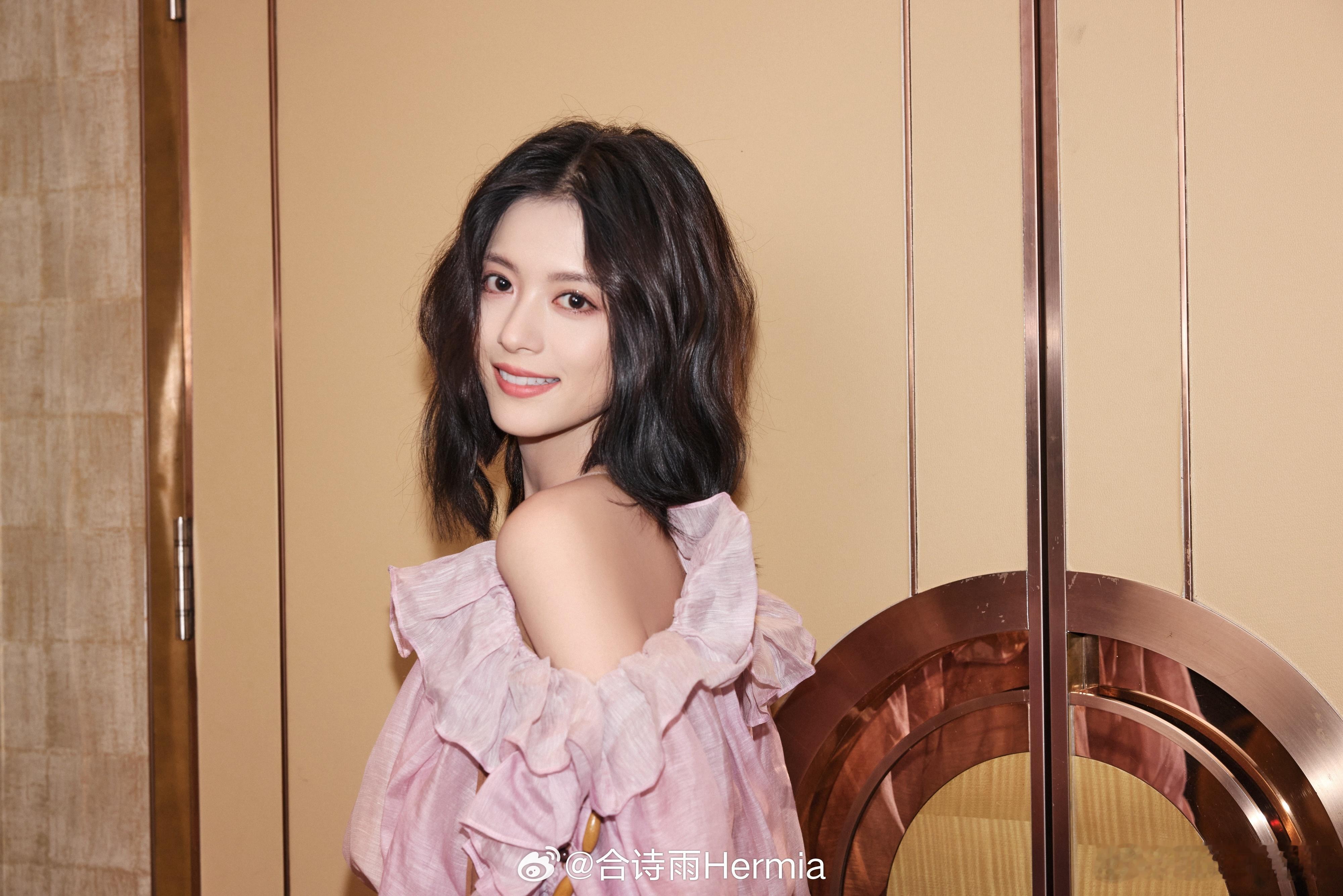 精致的面庞，白嫩的脚脚