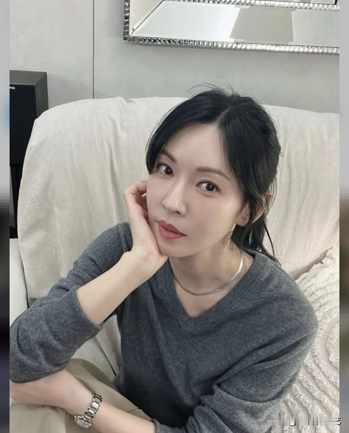 17日，演员金素妍在Instagram上上传了照片。照片中，金素妍松松挽着发，灰