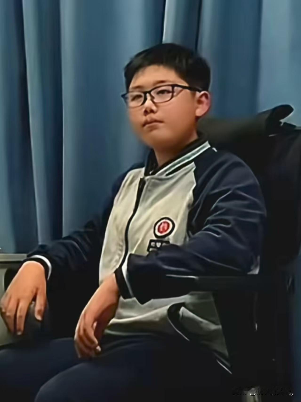 拿儿子三万块钱去买金镯子的母亲，是个单亲妈妈，已经和男孩的爸爸离婚了。近日，