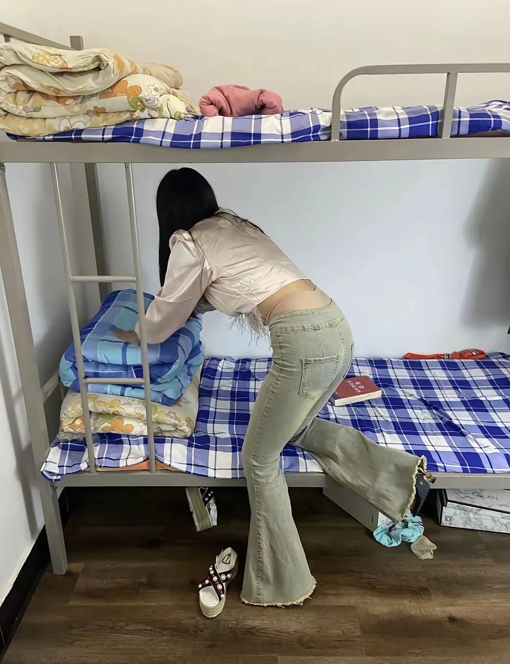 厂里面新来的两个学生工女孩长的很漂亮也很爱干净一来就把房间收拾的干干净净