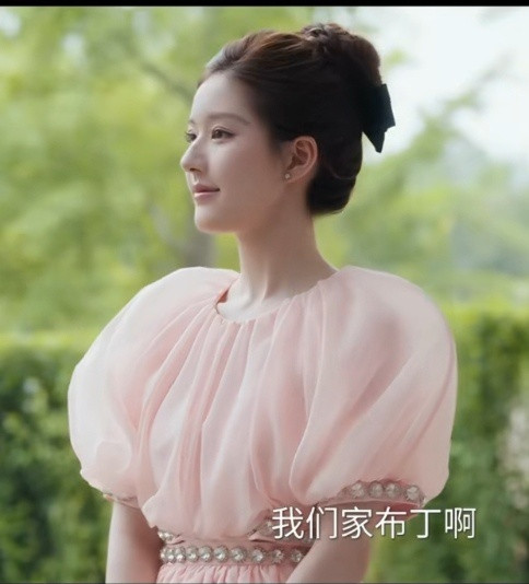 许我耀眼开播改名叫辣我双眼吧，看了俩集，女主演技好差，脸真的有恐怖谷效应。腾讯这