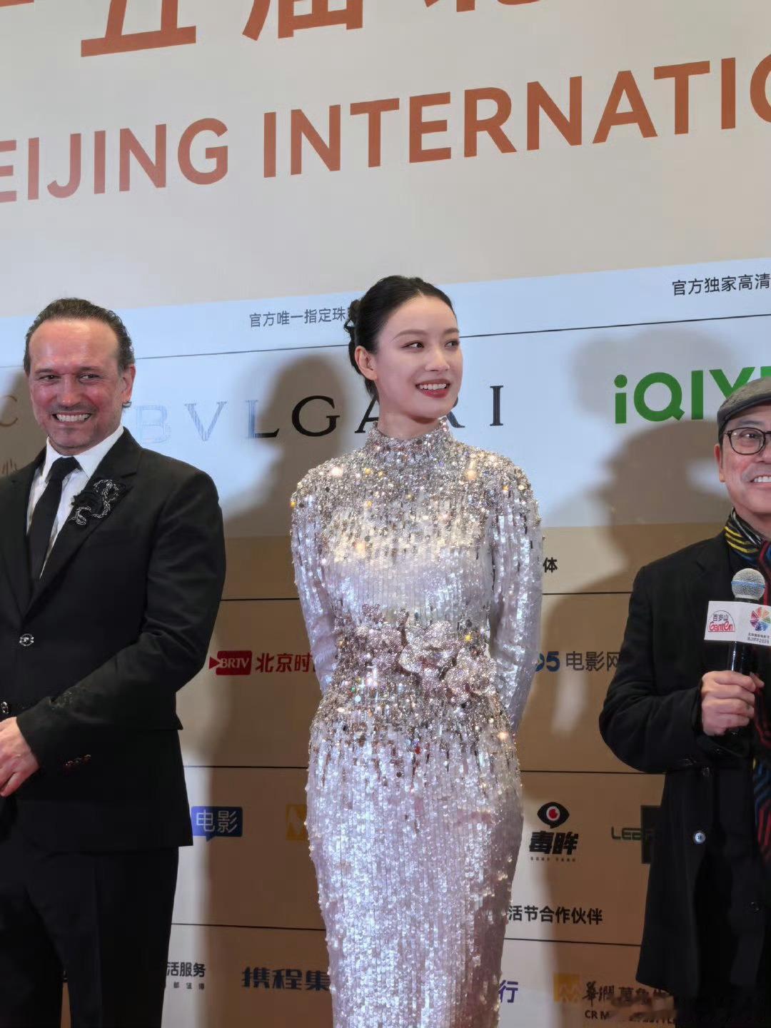 北影节红毯倪妮北影节红毯造型，银色长裙特别显气质北京国际电影节​​​