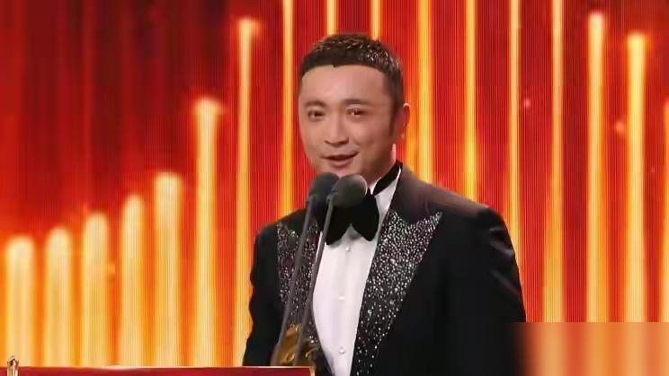 离2026年春晚不到两个月，春晚热门候选主持人尼格买提，再次冲上热搜。他曾在荧幕