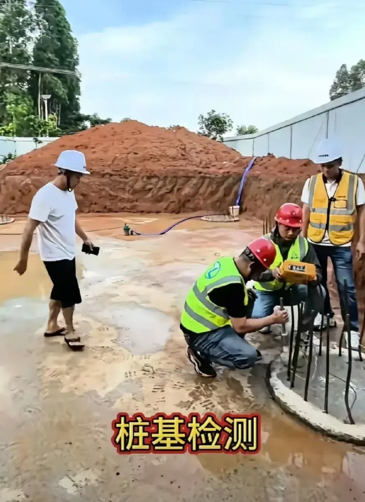 全红婵的爸爸真是顾头不顾脚，头上戴着头盔，脚上却穿着拖鞋，去自家修房子的工地上