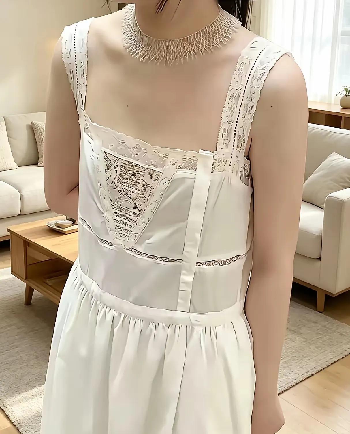 女同事穿了一件新买的裙子在单位显摆，其他同事都夸好看，只有我默不作声。女同事很不