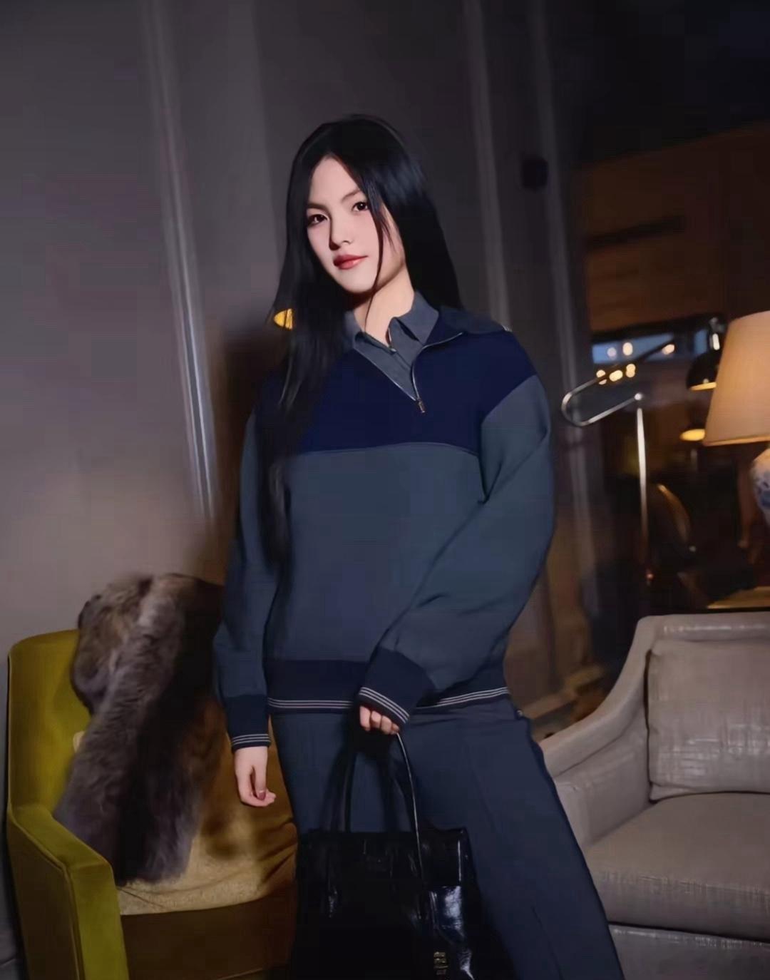 王诗龄终于穿了适合自己年龄的衣服。