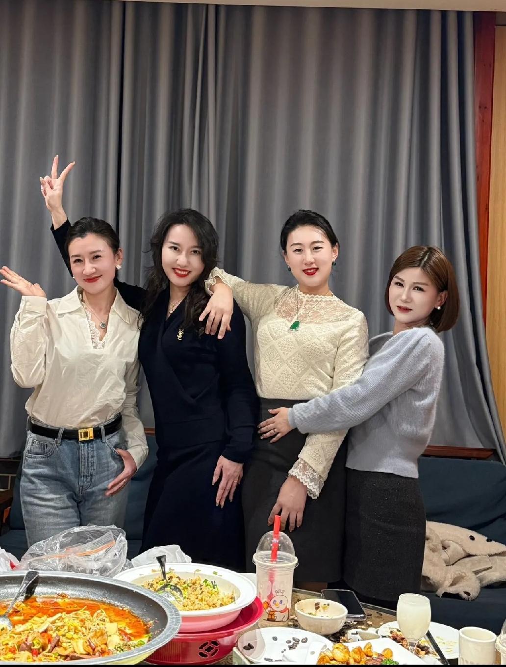 四位美女中，右一好像是李小萌？