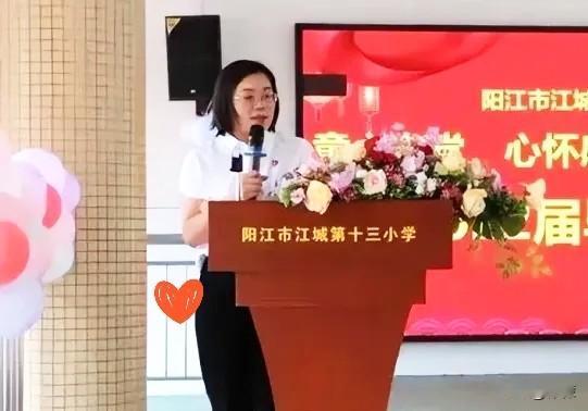 广东省阳江市江城第十三小学的雷月香周末上了热搜！她出生在1975年，有着本科文化